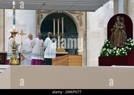 Stato della Città del Vaticano, . 05th Jan, 2023. Papa Francesco partecipa alla messa funeraria di Papa Emerito Benedetto XVI a S. Piazza Pietro il 5 gennaio 2023 a Città del Vaticano, Credit: dpa/Alamy Live News Foto Stock