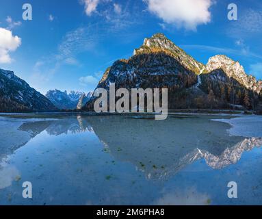 Autunno tranquillo lago alpino Durrensee o Lago di Landro. Gruppo roccioso di Cristallo innevato alle spalle, Dolomiti, Italia, UE Foto Stock