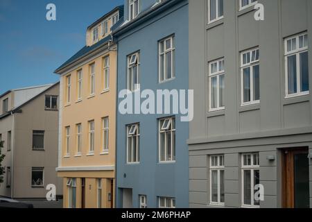 Edifici colorati nella capitale islandese Reykjavik Foto Stock