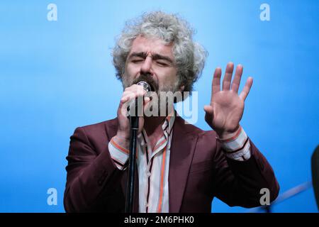 Madrid, Spagna. 05th Jan, 2023. Cantante del gruppo Leon Benavente, Abraham Boba suona con la Madrid Symphonic Band durante il tradizionale concerto di Epifania al Teatro Real. Credit: SOPA Images Limited/Alamy Live News Foto Stock