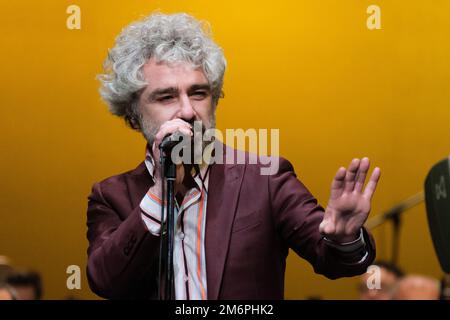 Madrid, Spagna. 05th Jan, 2023. Cantante del gruppo Leon Benavente, Abraham Boba suona con la Madrid Symphonic Band durante il tradizionale concerto di Epifania al Teatro Real. Credit: SOPA Images Limited/Alamy Live News Foto Stock