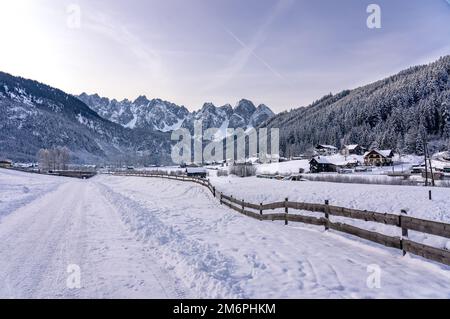 Bel paesaggio invernale innevato con i monti Dachstein a Gosau . Foto Stock