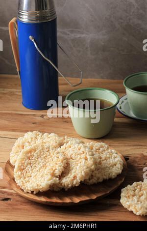 Rengginang o Rangginang, tradizionale Cracker di riso indonesiano, a base di riso o di riso glutinoso, salato e croccante. Foto Stock