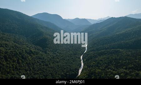 Paesaggio montano aereo e paesaggio naturale del fiume in Russia, Adygea, Guzeripl, Plateau Lago-Naki. Foto Stock