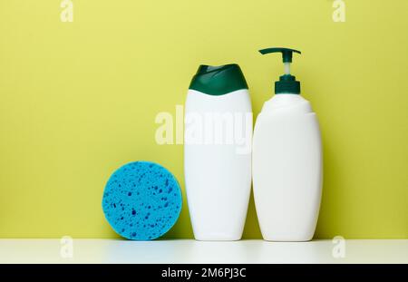 Bottiglie di plastica bianca con pompa per shampoo, gel doccia Foto Stock