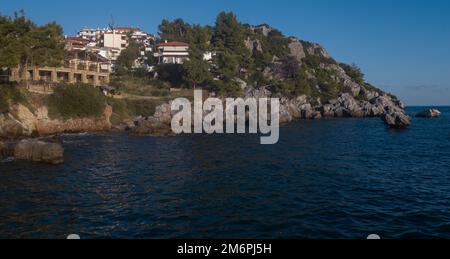 Vista aerea di durante il tramonto sulla costa rocciosa del Mar Egeo nel villaggio medico di Loutra in Grecia Foto Stock