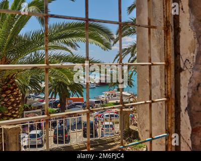 Spalato, Croazia - 06 26 2015: Porto nel centro della città in una bella giornata di sole con cielo blu chiaro al mare mediterraneo Foto Stock