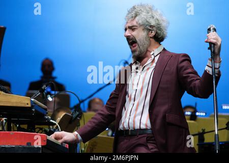 Madrid, Spagna. 05th Jan, 2023. Cantante del gruppo Leon Benavente, Abraham Boba suona con la Madrid Symphonic Band durante il tradizionale concerto di Epifania al Teatro Real. (Foto di Atilano Garcia/SOPA Images/Sipa USA) Credit: Sipa USA/Alamy Live News Foto Stock