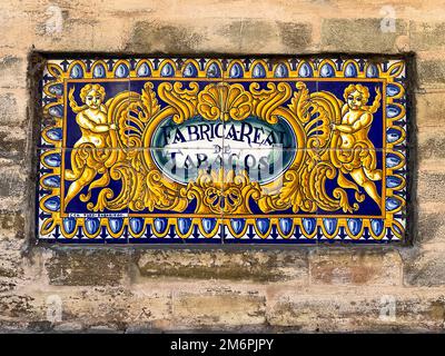 Siviglia, Spagna - 6 dicembre 2021: Segno di ceramica della fabbrica reale del tabacco (Real Fabrica de Tabacos), un edificio in pietra del 18th ° secolo a Siviglia, sede di Foto Stock