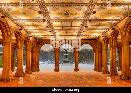 Il soffitto illuminato di Minton Tile presso la Bethesda Terrace di notte in inverno a Central Park, New York. Foto Stock