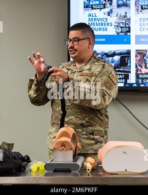 STATI UNITI Tecnologia Air Force. Michael Fromme, 88th Medical Group, dà una dimostrazione del tourniquet dell'applicazione di combattimento ad un gruppo di Leadership Wright-Patt studenti, 3 maggio 2022, presso la base dell'aeronautica militare Wright-Patterson, Ohio. Gli studenti hanno ricevuto dimostrazioni di preparazione medica e simulazione dal 88th MDG. Foto Stock