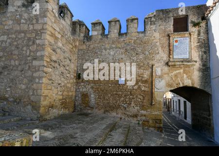 Mura di pietra nella città vecchia del bellissimo villaggio bianco di Vejer de la Frontera in una giornata di sole, provincia di Cadice, Andalusia, Spagna Foto Stock