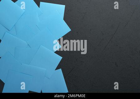 Adesivi di carta blu su sfondo nero. Note adesive vuote con spazio per la copia pronto per il messaggio. Concetto di obiettivi o risoluzioni per il nuovo anno. Lunedì blu Foto Stock