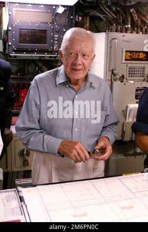 Kings Bay, GA. (11 agosto 2005) - l'ex presidente Jimmy carter guarda sopra il tavolo di navigazione nella sala di controllo della sua nave omonimo, il sottomarino di attacco di classe Sea Wolf USS Jimmy carter (SSN 23). Carter e sua moglie Rosalynn, passarono la notte a bordo del sottomarino, girando la nave e incontrando i membri dell'equipaggio. La USS Jimmy carter è il sottomarino di attacco di classe Third Sea Wolf. STATI UNITI Foto della Marina del Lt. Mark Jones Foto Stock