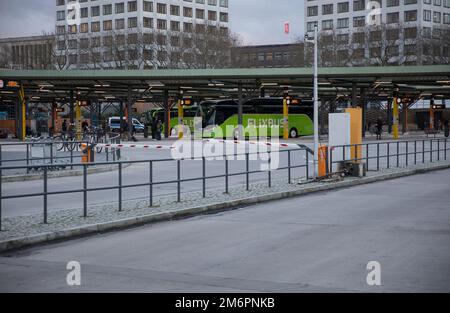 Berlino, Germania. 5th Jan, 2023. Stazione centrale degli autobus di Berlino il 5 gennaio 2023. Un punto di arrivo molto frequentato per molti rifugiati di guerra dall'Ucraina. (Credit Image: © Michael Kuenne/PRESSCOV via ZUMA Press Wire) Foto Stock