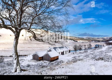 Braemar Scozia Linn of Dee inverno e neve coperto casa e glen Foto Stock