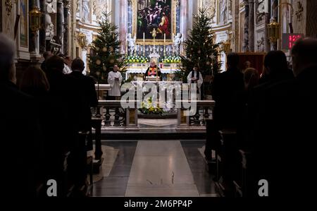 ROM, Italia. 05th Jan, 2023. Il Cardinale Reinhard Marx, Arcivescovo di Monaco e Frisinga, partecipa al servizio dei Vespri dopo la Messa funebre per Papa Emerito Benedetto XVI nella Chiesa di Santa Maria dell'anima. Credit: Sven Hoppe/dpa/Alamy Live News Foto Stock