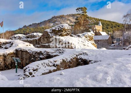 Braemar Scozia i resti del castello di Kindrochit coperto di neve in inverno Foto Stock