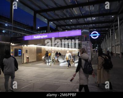 LONDRA, Regno Unito - CIRCA 2022 OTTOBRE: Stazione della metropolitana di Paddington sulla Elizabeth Line di notte Foto Stock