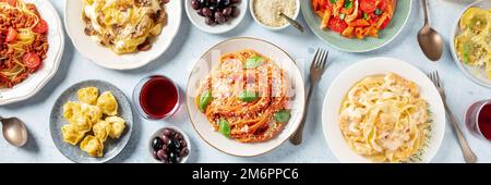 Panorama della pasta. Assortimento di pasta italiana, con spaghetti bolognesi ecc. Foto Stock