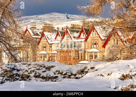 Fife Arms Hotel Braemar Scozia in inverno e l'edificio e gli alberi di larice coperti di neve Foto Stock