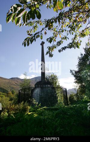 Glencoe Monument, Glencoe Village Glencoe, monumento al massacro di MacDonald Clan. Il Massacro di Glencoe Monument è un memoriale del Massacro di Glencoe, che si è svolto a Glen Coe nelle Highlands della Scozia il 13 febbraio 1692, in seguito alla rivolta giacobita del 1689-92. Campbell di Glenlyon ha guidato un gruppo di circa 128 soldati che hanno soggiornato con i MacDonalds per circa 12 giorni e poi acceso i loro ospiti nella prima mattina del 13th febbraio, uccidendo 38 di loro, mentre alcuni hanno cercato di fuggire nelle colline innevate.scolpite da Macdonald di Aberdeen, 1883 Foto Stock