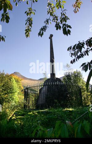 Glencoe Monument, Glencoe Village Glencoe, monumento al massacro di MacDonald Clan. Il Massacro di Glencoe Monument è un memoriale del Massacro di Glencoe, che si è svolto a Glen Coe nelle Highlands della Scozia il 13 febbraio 1692, in seguito alla rivolta giacobita del 1689-92. Campbell di Glenlyon ha guidato un gruppo di circa 128 soldati che hanno soggiornato con i MacDonalds per circa 12 giorni e poi acceso i loro ospiti nella prima mattina del 13th febbraio, uccidendo 38 di loro, mentre alcuni hanno cercato di fuggire nelle colline innevate.scolpite da Macdonald di Aberdeen, 1883 Foto Stock