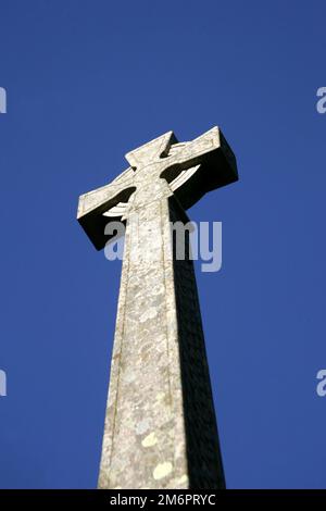 Glencoe Monument, Glencoe Village Glencoe, monumento al massacro di MacDonald Clan. Il Massacro di Glencoe Monument è un memoriale del Massacro di Glencoe, che si è svolto a Glen Coe nelle Highlands della Scozia il 13 febbraio 1692, in seguito alla rivolta giacobita del 1689-92. Campbell di Glenlyon ha guidato un gruppo di circa 128 soldati che hanno soggiornato con i MacDonalds per circa 12 giorni e poi acceso i loro ospiti nella prima mattina del 13th febbraio, uccidendo 38 di loro, mentre alcuni hanno cercato di fuggire nelle colline innevate.scolpite da Macdonald di Aberdeen, 1883 Foto Stock