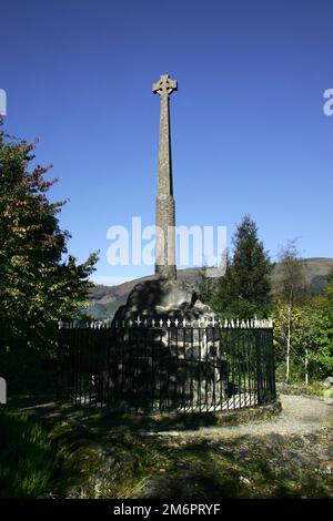 Glencoe Monument, Glencoe Village Glencoe, monumento al massacro di MacDonald Clan. Il Massacro di Glencoe Monument è un memoriale del Massacro di Glencoe, che si è svolto a Glen Coe nelle Highlands della Scozia il 13 febbraio 1692, in seguito alla rivolta giacobita del 1689-92. Campbell di Glenlyon ha guidato un gruppo di circa 128 soldati che hanno soggiornato con i MacDonalds per circa 12 giorni e poi acceso i loro ospiti nella prima mattina del 13th febbraio, uccidendo 38 di loro, mentre alcuni hanno cercato di fuggire nelle colline innevate.scolpite da Macdonald di Aberdeen, 1883 Foto Stock