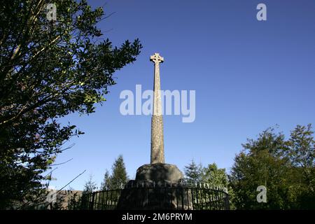 Glencoe Monument, Glencoe Village Glencoe, monumento al massacro di MacDonald Clan. Il Massacro di Glencoe Monument è un memoriale del Massacro di Glencoe, che si è svolto a Glen Coe nelle Highlands della Scozia il 13 febbraio 1692, in seguito alla rivolta giacobita del 1689-92. Campbell di Glenlyon ha guidato un gruppo di circa 128 soldati che hanno soggiornato con i MacDonalds per circa 12 giorni e poi acceso i loro ospiti nella prima mattina del 13th febbraio, uccidendo 38 di loro, mentre alcuni hanno cercato di fuggire nelle colline innevate.scolpite da Macdonald di Aberdeen, 1883 Foto Stock