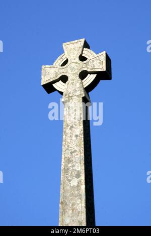 Glencoe Monument, Glencoe Village Glencoe, monumento al massacro di MacDonald Clan. Il Massacro di Glencoe Monument è un memoriale del Massacro di Glencoe, che si è svolto a Glen Coe nelle Highlands della Scozia il 13 febbraio 1692, in seguito alla rivolta giacobita del 1689-92. Campbell di Glenlyon ha guidato un gruppo di circa 128 soldati che hanno soggiornato con i MacDonalds per circa 12 giorni e poi acceso i loro ospiti nella prima mattina del 13th febbraio, uccidendo 38 di loro, mentre alcuni hanno cercato di fuggire nelle colline innevate.scolpite da Macdonald di Aberdeen, 1883 Foto Stock