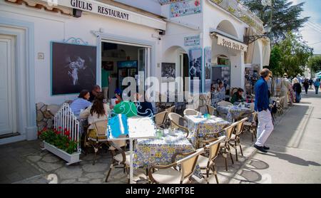 Aprile 24 2022- Anacapri ristoranti pieni di turisti sulle strade principali Foto Stock