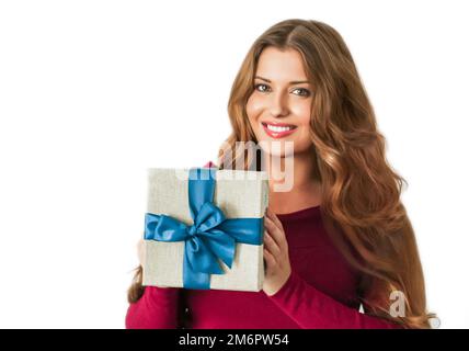 Regalo di Natale, donna felice in possesso di un regalo o di lusso di bellezza box abbonamento consegna isolato su sfondo bianco Foto Stock