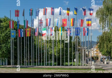 Fila di bandiere nazionali. Bandiere del mondo che soffiano nel vento. Foto Stock