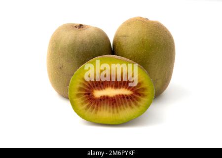 Kiwi rosso (Actinidia Purpurea) su sfondo bianco Foto Stock