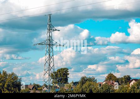 Linee elettriche vicino a una piccola città Foto Stock