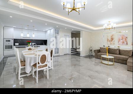 Lussuosa grande cucina domestica con pavimento in marmo Foto Stock