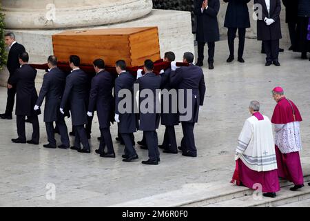 Roma, Italia. 05th Jan, 2023. Roma, Italia 05.01.2023: Papa Francesco in S. La Basilica di Pietro in Vaticano celebra la messa per i funerali di Papa Emerito Benedetto XVI, Joseph Ratzinger, morto il 31 dicembre 2022 all'età di 95 anni. Papa Benedetto XVI è stato Pontefice dal 2005 al 2013 quando si è dimesso dal suo ruolo. Credit: Independent Photo Agency/Alamy Live News Foto Stock