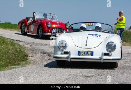 PORSCHE 356 1500 SPEEDSTER 1954 su una vecchia auto da corsa nel rally Mille miglia 2022 la famosa corsa storica italiana (1927-1957 Foto Stock