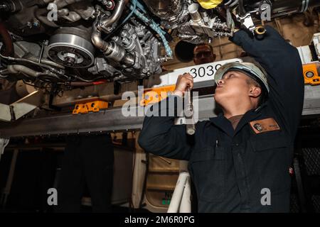 MARE DELLE FILIPPINE (4 maggio 2022) Aviation Machinist’s Mate 2nd Class Jose-Maria Gregino, di San Juan, Filippine, effettua la manutenzione di un motore da un F/A-18 Super Hornet a bordo della portaerei di classe Nimitz USS Abraham Lincoln (CVN 72). Abraham Lincoln Strike Group è in fase di implementazione pianificata nell'area delle operazioni della flotta 7th degli Stati Uniti per migliorare l'interoperabilità attraverso alleanze e partnership e al tempo stesso fungere da forza di risposta pronta a sostegno di una regione indomPacifico libera e aperta. Foto Stock