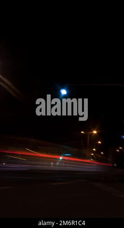 Un sentiero leggero sulla strada di notte Foto Stock