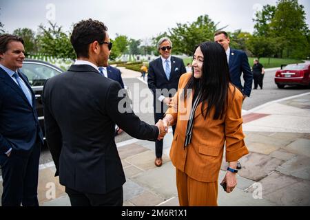 Karen Durham-Aguilera (a destra), direttore esecutivo, Cimiteri militari nazionali dell'esercito, saluta Kyle Larson, campione attuale, NASCAR Cup Series, al suo arrivo al cimitero nazionale di Arlington, Arlington, Virginia, 4 maggio 2022. Larson ha visitato l'ANC con Greg Walter, Executive Vice president e General Manager, Charlotte Motor Speedway; Marcus Smith, presidente e CEO, Speedway Motorsports; Richard Hudson (R-NC); e Jeff Gordon, vicepresidente, Hendricks Motorsports come parte del programma di saluta NASCAR. Foto Stock
