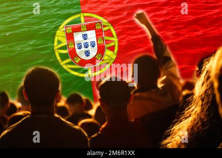 Sfida la squadra di calcio portoghese. tifosi allo stadio. La bandiera portoghese e gli appassionati di calcio festeggiano la vittoria. Protesta in Portogallo. Alza la mano. Fuori Foto Stock