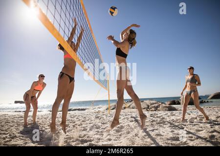 Giocatrici di pallavolo in spiaggia Foto Stock