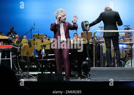 Madrid, Spagna. 05th Jan, 2023. Il gruppo Leon Benavente, suona con la banda Sinfonica di Madrid durante il tradizionale concerto di Epifania al Teatro Real, il 5 gennaio 2023, a Madrid, Spagna (Foto di Oscar Gonzalez/NurPhoto) Credit: NurPhoto SRL/Alamy Live News Foto Stock