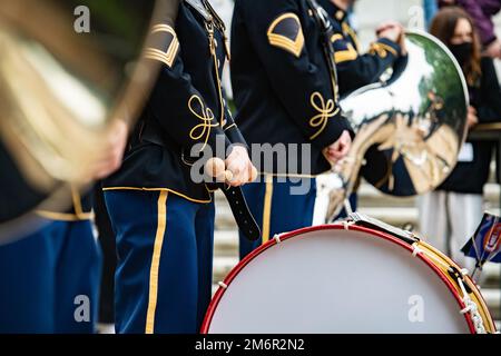 I membri della banda dell'esercito statunitense, "Pershing's Own" sostengono una cerimonia di deposizione delle ghirlande d'onore delle forze armate presso la Tomba del Milite ignoto presso il cimitero nazionale di Arlington, Arlington, Virginia, 4 maggio 2022. . La corona fu posta da Nobuo Kishi, ministro della difesa giapponese. US Army, USA, anc, cimitero nazionale di arlington, Foto Stock