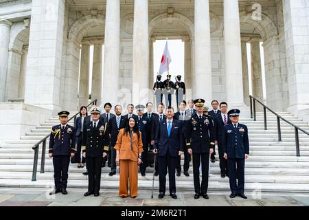 Karen Durham-Aguilera (centro a sinistra), direttore esecutivo, Cimiteri militari nazionali dell'esercito; Nobuo Kishi (centro a destra), ministro della difesa, Giappone; Gen. Allan M. Pepin (secondo da destra), comandante generale, Joint Task Force - Regione capitale nazionale e gli Stati Uniti Army Military District di Washington; e altri posano per una foto sui gradini ovest del Memorial Amphitheater presso il cimitero nazionale di Arlington, Arlington, Virginia, 4 maggio 2022. Mentre si trovava all'ANC, Kishi partecipò ad una cerimonia di posa in cordata delle forze Armate presso la Tomba del Milite Ignoto. Foto Stock