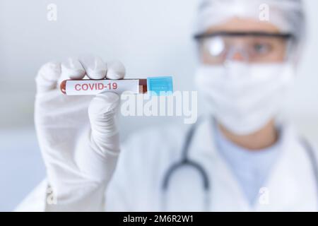 Operatore sanitario che indossa tuta protettiva e maschera facciale durante la pandemia del coronavirus Covid19 Foto Stock