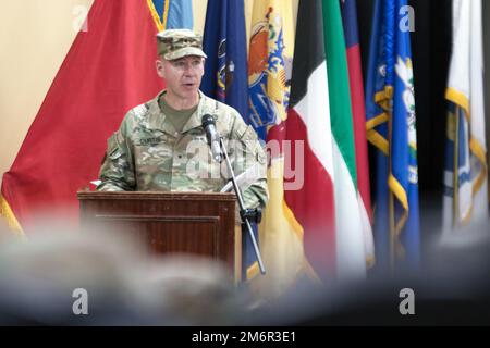 Brig. Lance G. Curtis, comandante generale, 3rd° comando per il sostegno all'spedizione, parla durante una cerimonia di trasferimento dell'autorità a Camp Arifjan, Kuwait, 4 maggio 2022. Durante la cerimonia, il comando di sostegno all'spedizione del 3rd ha trasferito l'autorità della missione di comando operativa del comando di sostegno al teatro del 1st al comando di sostegno all'spedizione del 135th di Birmingham, Alabama. Foto Stock