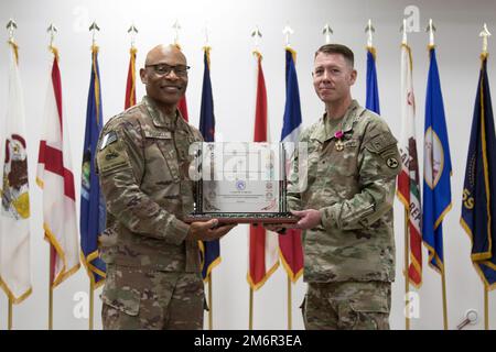 Brig. Gen. Lance G. Curtis, comandante generale, 3rd° comando di sostegno all'espeditorio, grazie il maggiore. Gen. Michel M. Russell Sr., comandante generale, 1st° comando di sostegno al teatro, prima di una cerimonia di trasferimento dell'autorità a Camp Arifjan, Kuwait, 4 maggio 2022. Curtis ha presentato a Russell un segno di apprezzamento per la sua leadership e la sua guida, mentre il CES 3rd ha costituito il posto di comando operativo del TSC 1st. Durante la cerimonia, 3rd ESC trasferì la missione al Birmingham, Alabama, con sede nel 135th Expeditionary Sostainment Command. Foto Stock